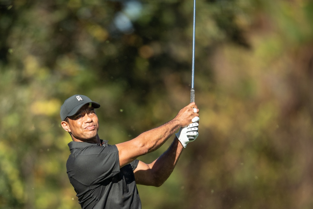 Tiger Woods tee off lần đầu tiên ở một sự kiện sau 10 tháng gặp tai nạn